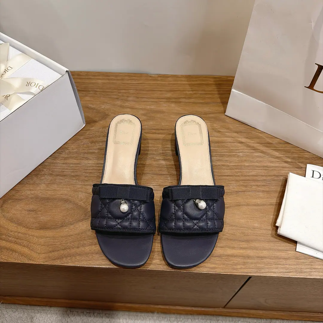 Aircraft box The factory is expensive. Dio. Dior 2026Spring and summer, the new girl's shoes. CDLetterlogoStereo-decording A pair of big, jelly-colored slippers. Market Top Version Material:The original shoe-faced, high-temperature water-melted cotton electrocution technology is a silky piece of fabric.+In the skin of the sheep.+Italy is a big-ass country. Packaging: A plane box per pair of shoes He's tall.:4.5CM size: 34-43（34.40.41.42.43You're gonna have to do it or not.）