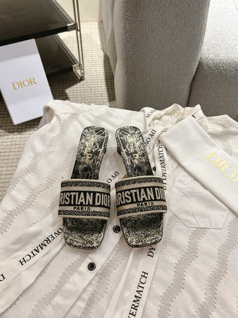 Circle D*or2026♪ Spring and summer ♪ CD•Ms. Dio has a long-term embroidered slipper. Christian Dior has always been a gorgeous and elegant noun., In fashion, the top of the world.👍 Especially worth mentioning.: A salivation.✨Pattern, Re-presentChrstian DiorOne of the precious symbols.✅ Original version*Full package More than 100 colors. ◽️Shoe.: Top-of-the-line embroidery cotton cloth. ◽️Uchi.: Import of sheep skin ◽️Otsumi!: The original is really leather. ◽️Codes: 35-41 (41Do it.) ⚠️⚠️⚠️Because of the color., Individual colours to be ordered, No, no, no, no, no.