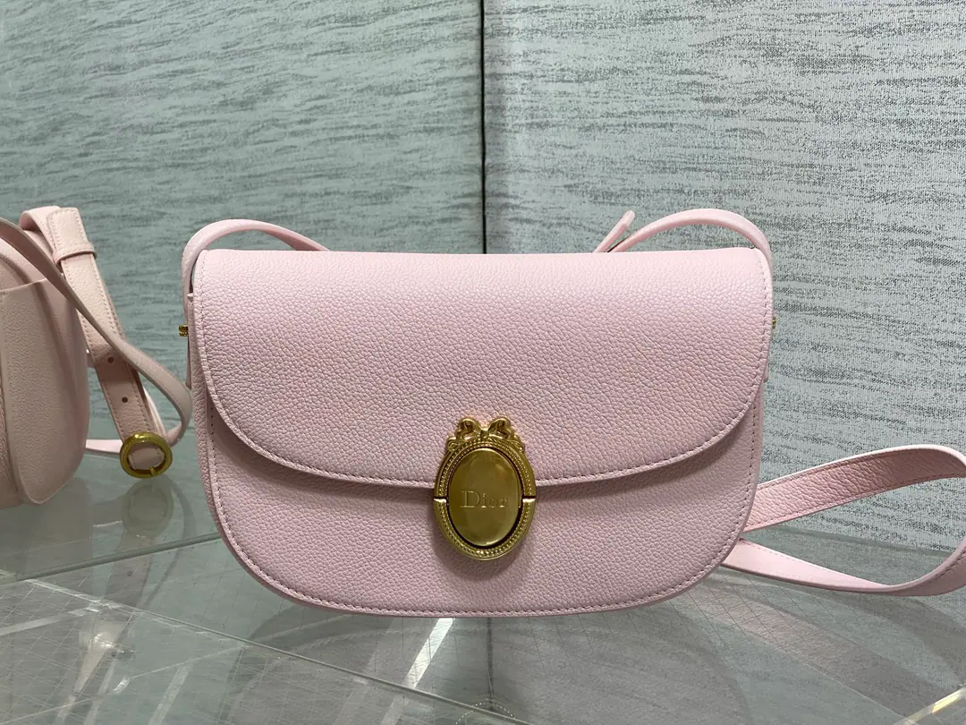 LatestMedaillonSeries A simple, expensive bag., French ellipse mirror It's a French-only grace and romance. Imported little cow skins are carefully crafted. I'm so full of texture. The shoulder belt can adjust the length. ♪ And the shoulder slants ♪ The back is full of French sweets. size:23*16*6.5cm 3922 0002