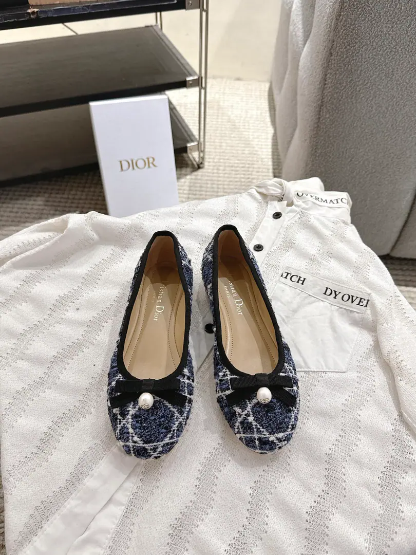 Dior｜26The new ballet shoes in early spring. NewDIORPearls, the diamond ballerina.🩰 Good boy.～ The classic Diotengrass elements of ballet shoes. The bow of the bow is added.CDThe pearl design is fine for details. A girl's got to be comfortable. It's really great. size: 35-42（40, 41, 42I'll make sure I don't change it.）
