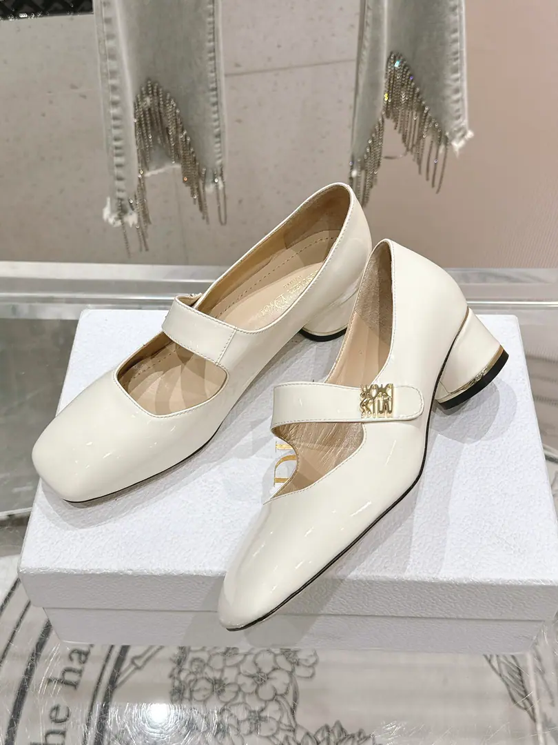 🏧𝐌𝐢𝐬𝐬 𝐃𝐢𝐨𝐫/The Diao classic Paris show. I'm a new cabinet. Metal button single shoe series This one.MissThe one-shoe series is a Paris show., Elegance fashion.. It's carefully crafted using paint leather., Shortcut, Shoe-faced metal with gold-faced beadslogoRaise the tone, Elegance atmosphere！Fashioned round-shoes and cylindrical heels are mutually reinforcing., It adds a high quality to the various shapes.. The shoes are painted with imported soft calves. The insides are all sheep's skin. Italian imports are so thick. He's tall.: 4cm/8cm Codes: 35-41 [40.41.42Custom]