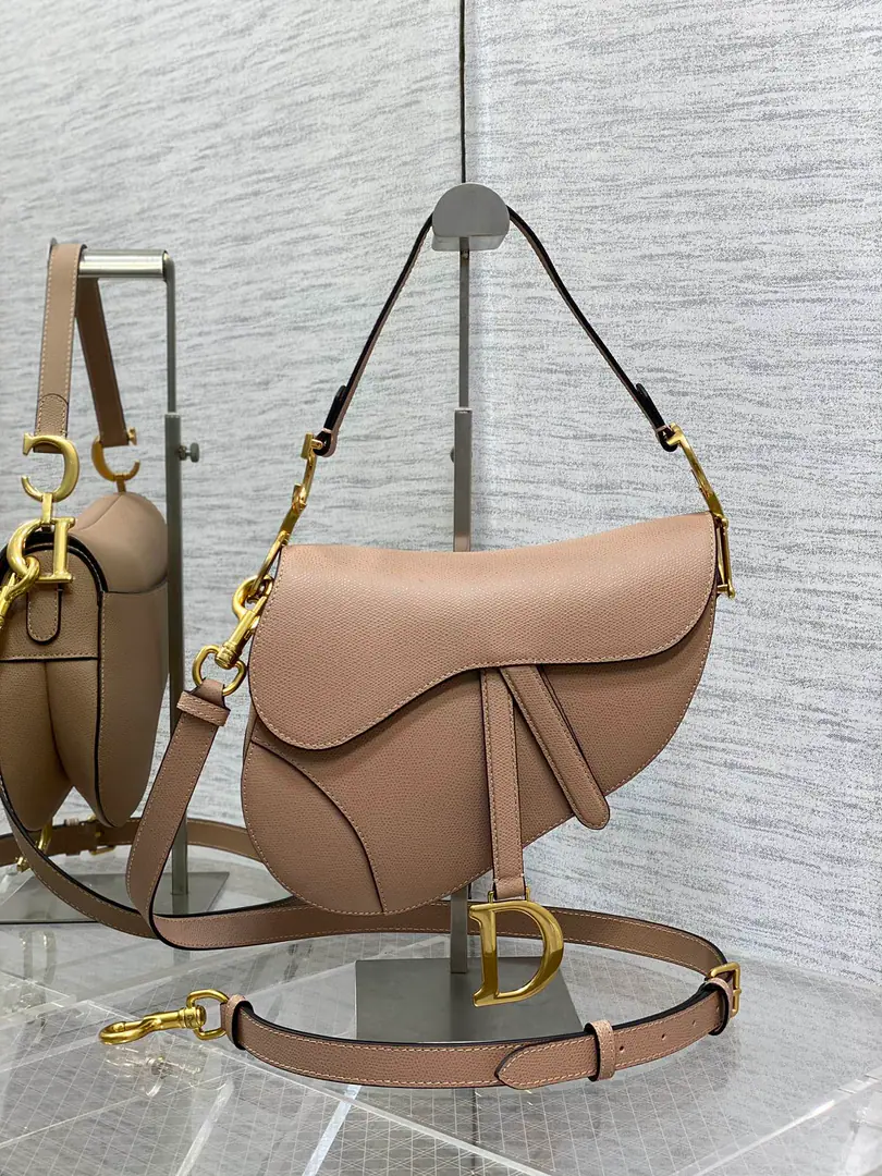 The original hand-stuffed pinky.（With a shoulder belt.）Current‼️ 𝗖𝗗 𝗦𝗮𝗱𝗱𝗹𝗲 Classic saddle bag.🈶️The king of the kings., The position is unshakeable.☝️The whole fashion world is still hot this year.🍀This new sale is now being offered with its own strap.！Focus or Dismantling Reconciling Length, - Oh, shit.！Finally.！No more money to match., And save a few more. How can you not go?！And the heat is pushing up to the top again. Size. 24×6×18cm ⚠️Shoulder belts are longest. cm, Shortest88.5cm Paragraph:0446