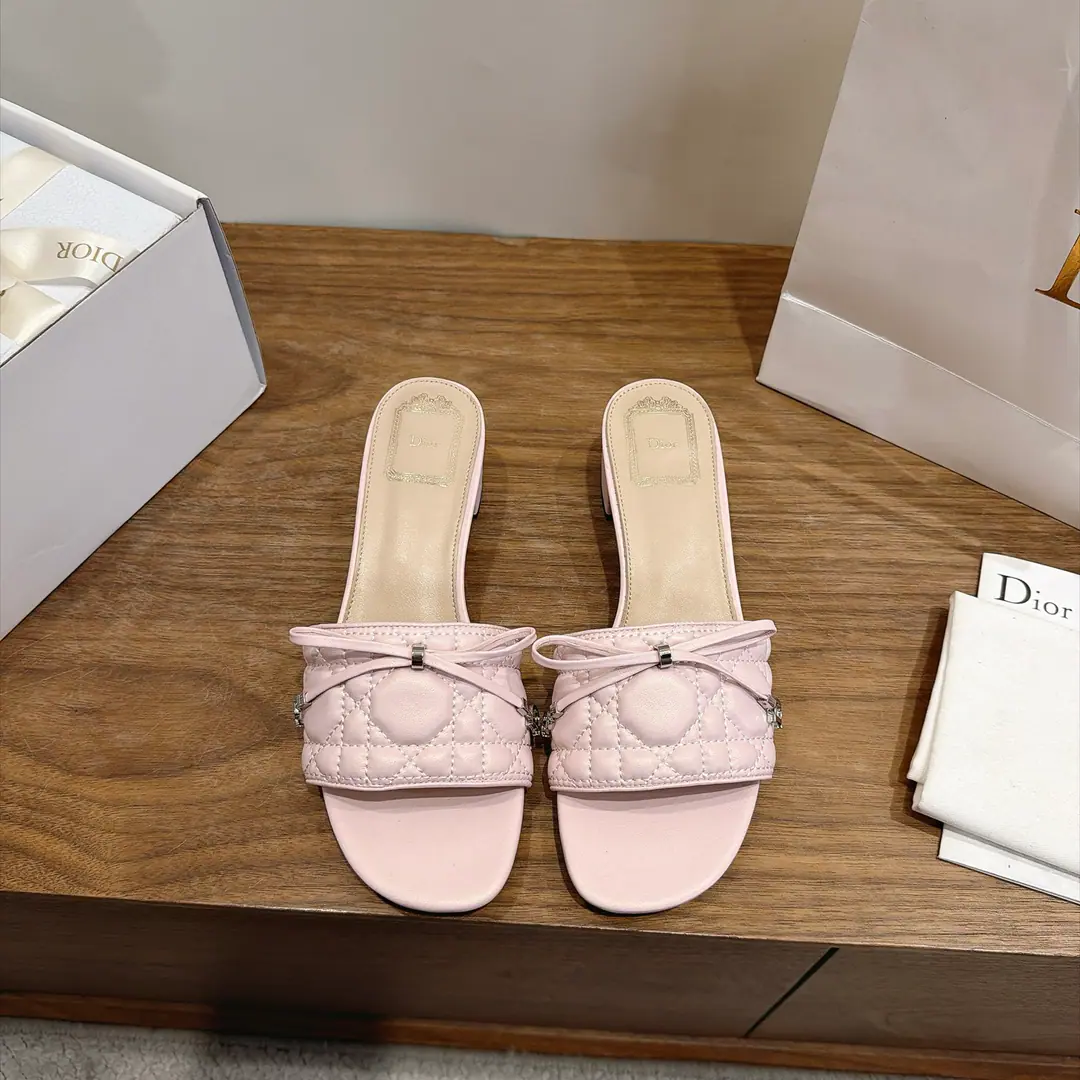 Aircraft box Plant prices:Bold Dio. Dior 2026The early spring new money. CannageThe vine-twilighted electric embroidery and the word-trapped butterfly swags. CDLetterlogoThe hardware is rounded up and the sandals are empty. Market Top Version Material:I'm a mixed-skinned goat.+In the skin of the sheep.+Italy is a big-ass country. He's tall.:4.5CM size: 34-43(34.40.41.42.43You're gonna have to do it or not.）