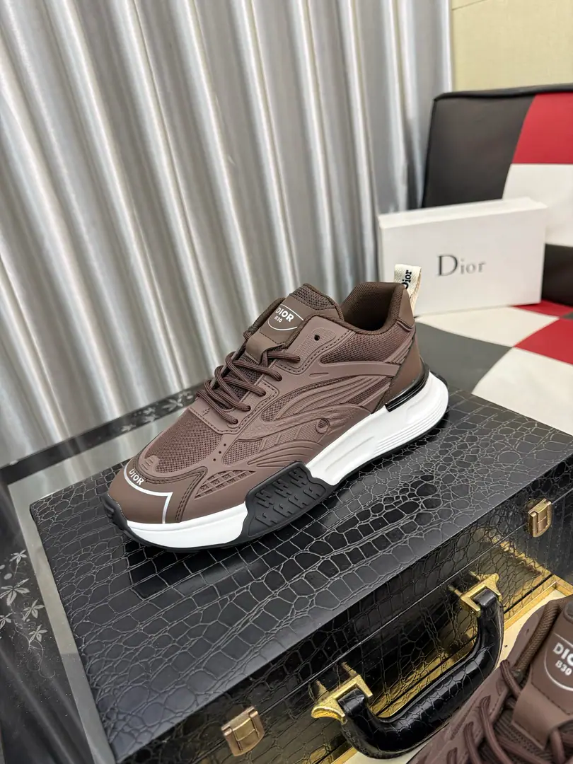 Get out of the factory.⌚️⌚️【Dior】Dior's leisure shoes., Use imported cattle skin pressure to match brand fonts, The back and the cow's skin are high., In the sheep's skin., It's comfortable., Easy., Original, head starter., Official Network1: 1, The bottom of the private model., Codes38One. ⃣️Colour Optional
