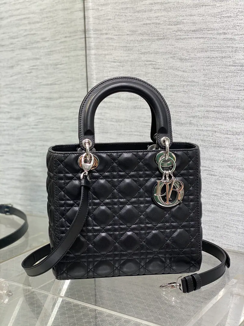 Five black sheep with silver buttons.‼️ LadyThe latest five-gauge sheep., Classic Upgrade📤, Change the zipper design of the previous scratch., That's so sweet.😘, After all the zippers., I really like the new five-digit cap design., Full capacity.💯, You look good with your hands slanted., The ancient diamond and the long-lasting wrapping., It's a classic bag every girl deserves.👜 6605 size:24*11*20cm 0001
