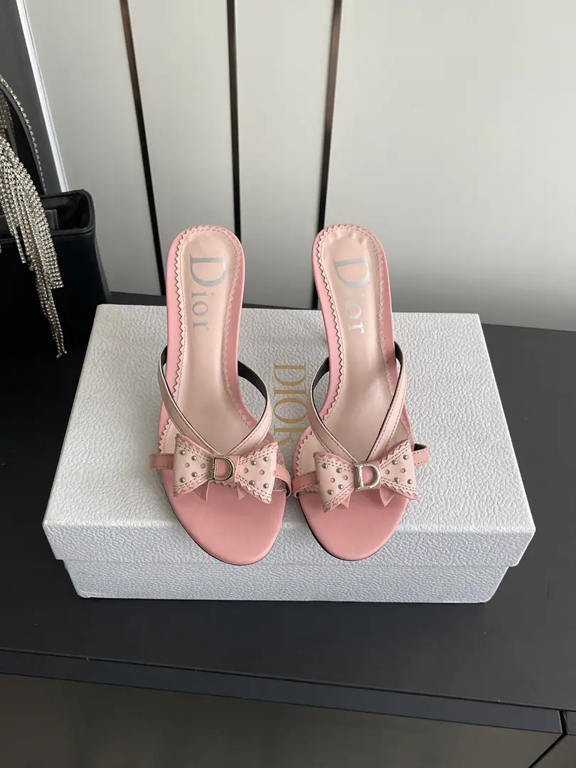 🏧𝐃𝐢𝐨𝐫The new Dior Spring and Summer. The stroke. Half-traw heels. I'm a sheep-skinner. I'm putting my feet on the inside and growing a sheep's skin. Italian imports are so skiny. He's tall.8.5cm Codes35–42 [40 41 42Do it.]