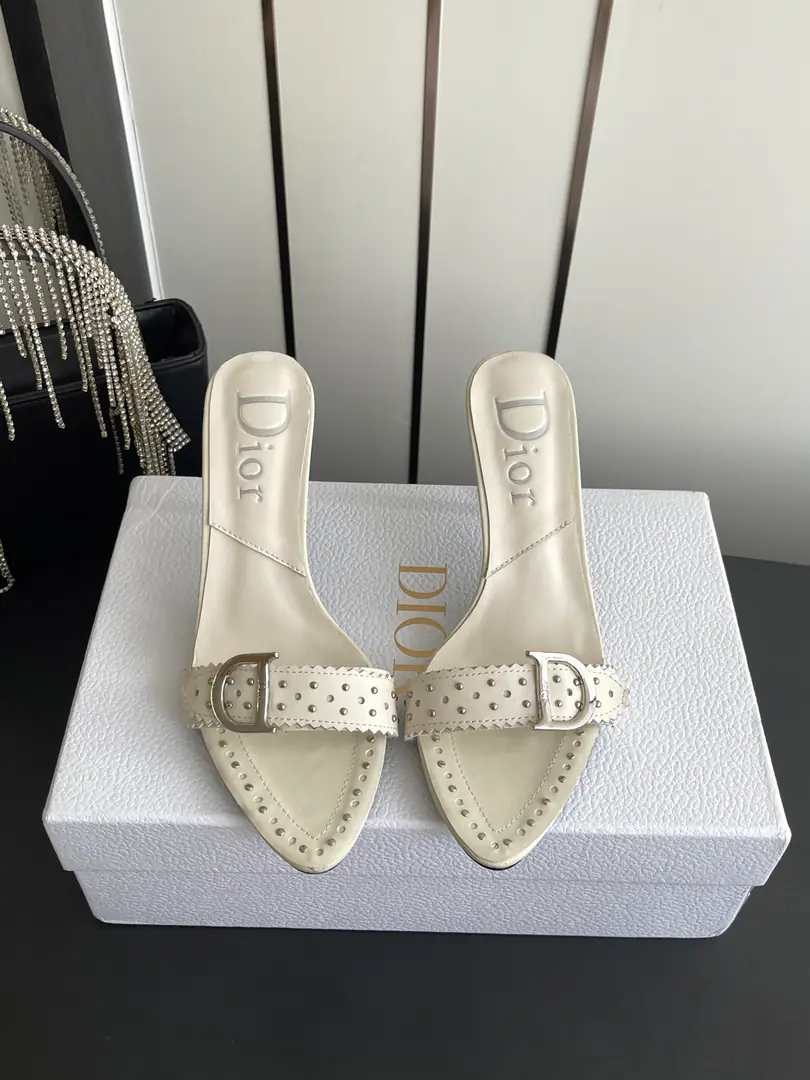 🏧𝐃𝐢𝐨𝐫Spring and summer brand new.CDLetterlogoHigh heels. It's very comfortable. Top Version Material: I'm a mixed-skinned goat.+In the skin of the sheep./Foot.+Italy is a big-ass country. He's tall.8.5cm Codes: 34-42 [34 40 41 42Do it.]