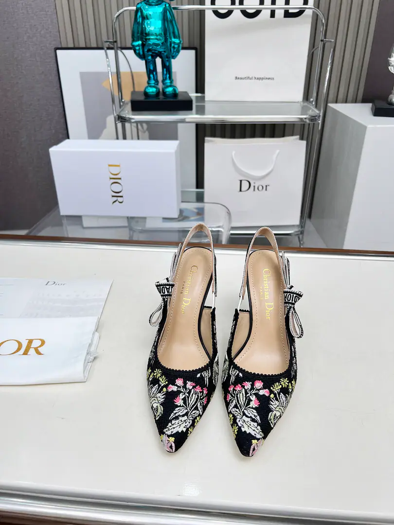 Gum./Python. 🏧𝐃𝐈𝐎𝐑Dio. - A embroidered heels. Embroidery LetterlogoSkins and sandals. The cabinet has a new picture of the flower embroidery.. Original purchase. Specialized materials. The original one-to-one.！ Original Speculated Environmental Pyrome Shoes In top-of-the-sheep skin.+Pure copper hardware button. Size: 34-43 [40.41.42Custom]