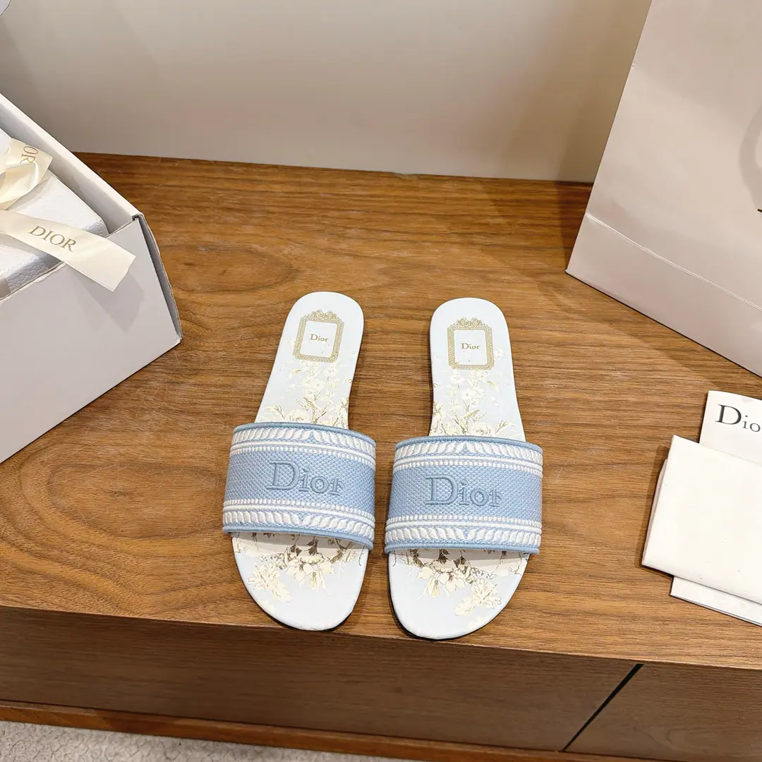 Floor Dio. Dior 2026Spring and summer, the new girl's shoes. CDLetterlogoStereo-decording A pair of big, jelly-colored slippers. Market Top Version Material:The original shoe-faced, high-temperature water-melted cotton electrocution technology is a silky piece of fabric.+In the skin of the sheep.+Italy is a big-ass country. Packaging: Every pair of shoes. size: 34-43（34.40.41.42.43You're gonna have to do it or not.）