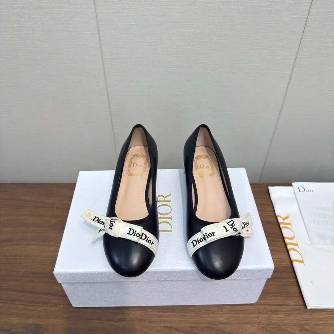 DIOr 26ss New paragraph Butterfly knots.🎀 Heel-shoes. Mary Jane's shoes. Ballet shoes. High Version DiorThe butterfly is wearing ballet shoes.｜Elegance never fades., Classic ballet shoes.+Signal Letter Butterfly Collar, French Ecliptic Laman, Soft-Back Round Head Design, The upper foot is comfortable., It's been a long time., 2& Colour all styles: The fog is blue and the warm atmosphere., The classic Black Book is right., Telecommuting, Date, Out of the street., Telecommuting, One pair to get everything done., The color value and comfort are online, The eternal classics in the shoe cabinet.. I've been wearing it long enough to be tired., It's the whole shoe cabinet.！♪ Gentle ♪/Sweet, cool girls can handle it., Close your eyes and don't step on the thunder.. Shoe.: Feature original material➕Lamb skin. Uchi.: Lamb skin. Otsumi!: Italy is a big-ass country. size: 35-41Code（40, 41Code custom is not to be changed）