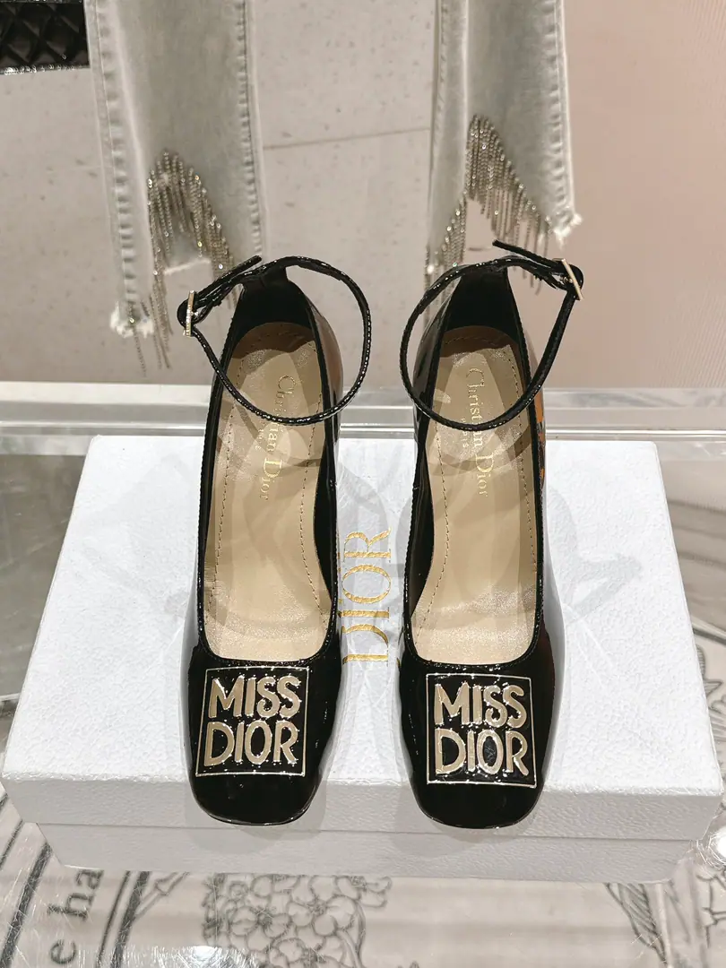 🏧𝐌𝐢𝐬𝐬 𝐃𝐢𝐨𝐫/The Diao classic Paris show. I'm a new cabinet. Metal button single shoe series This one.MissThe one-shoe series is a Paris show., Elegance fashion.. It's carefully crafted using paint leather., Shortcut, Shoe-faced metal with gold-faced beadslogoRaise the tone, Elegance atmosphere！Fashioned round-shoes and cylindrical heels are mutually reinforcing., It adds a high quality to the various shapes.. The shoes are painted with imported soft calves. The insides are all sheep's skin. Italian imports are so thick. He's tall.: 4cm/8cm Codes: 35-41 [40.41.42Custom]