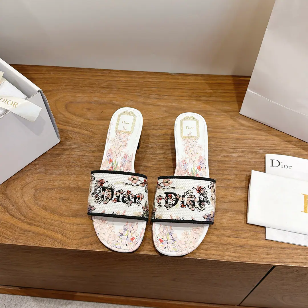 Dio. Dior 2026Spring and summer, the new girl's shoes. CDLetterlogoStereo-decording A pair of big, jelly-colored slippers. Market Top Version Material:The original shoe-faced, high-temperature water-melted cotton electrocution technology is a silky piece of fabric.+In the skin of the sheep.+Italy is a big-ass country. Packaging: Every pair of shoes. He's tall.:4.5CM size: 34-43（34.40.41.42.43You're gonna have to do it or not.）