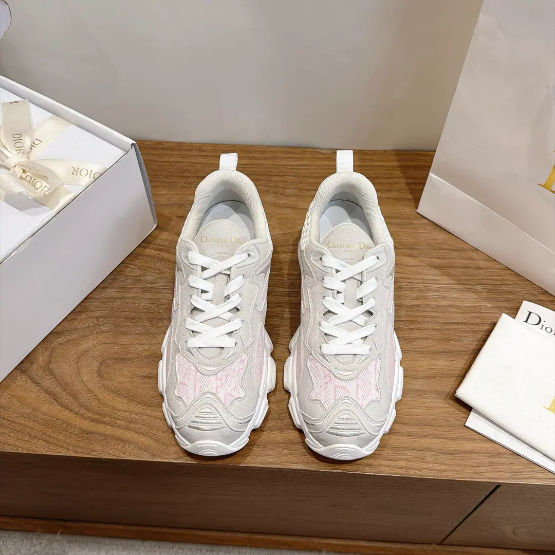 Aircraft box Plant prices Dior Dio.2026Spring and summer show. VibeThe brand-new fashion motten old man's shoes. CDLetterlogo ObliqueThe stampede is wearing a thick, colored pair of sneakers. The same star and jelly and leisure shoes. Market Top Top Top Advanced Version Material:The shoe face is combined with a special process of making metal skins of the web-eye fabric.+In the fabric of the environment.+Original OpenTpuGroup Bottom Bottom:4CM Size:35-41Standard Code(.40.41Custom without re-offer)