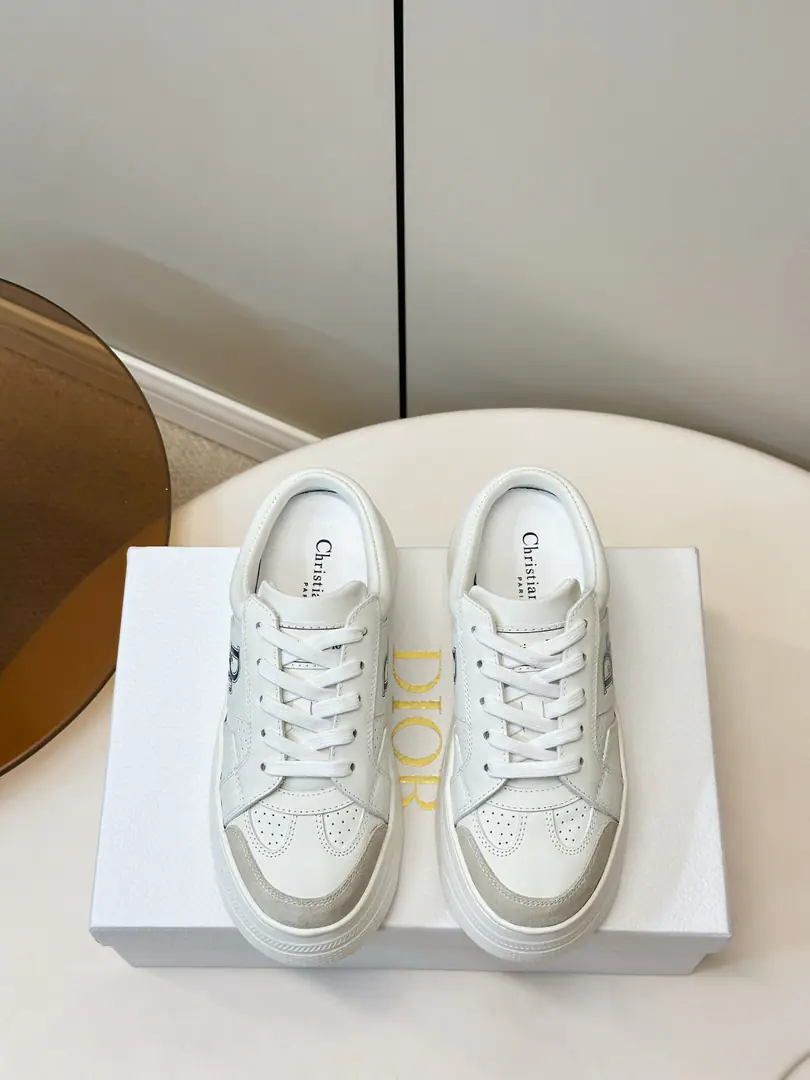 Dior｜Newly-red, white shoes. Leisure shoes. A simple white cow leather spelt with thin gray, skin., Clean.. It's a side classic.CD LogoIt's a stamped shoe.“Christian Dior Paris”Low profile and very recognizable., It's a man who knows what he's doing.getDetails of the arrival. 👟 Whether it's with lazy legs or not., Or a nice summer dress?, You can easily squeeze a stylish sense of the day.. Shoe.: The cow skins are swirling with the skins of the deer. Uchi.: Airnets.+Skins and feet. Original rubber bubble bottom Codes: 35-40（40.41Make a reservation.！）