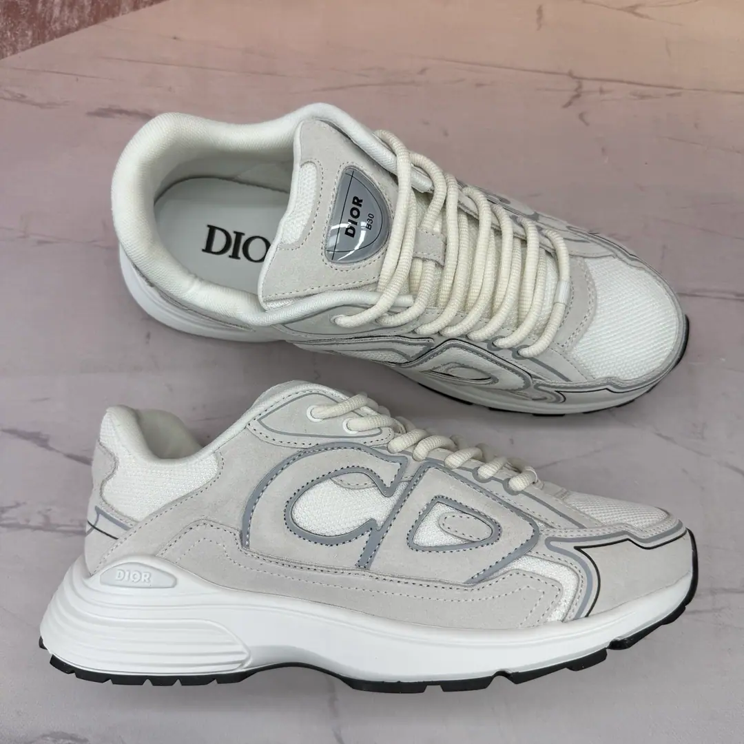 Dior / Dio. Dior Essentials B30 Sports shoes Men Grey modulation of technical fabric This one. B30 The sneakers have become... Dior Don't make a classic new one., Fashion and sport.. The white web-eye fabric and the technical fabric were carefully prepared, ♪ With a reflection“CD30”Mark Up, Beautiful.. The tongue and the back of the shoe are in silver.“DIOR B30”and“CD30”Mark. The lightly texture of the rubber outside highlights many characteristics., The comfort of building the ideal inside of the elastic.. It's a mix of leisure singles., Make a fine shape.. White web-eye fabric and technical fabric. Heel and side-dressing reflector.“CD30”Mark ♪ Shoe tongues on the“DIOR B30”Mark Low Gang! Bandar style Skin and web-eye fabrics. White super lightly texture rubber with a bottom match.“DIOR”Signs and black edges The bottom of the pairs of shoes is scalded with“DIOR”, “CD30”and“B30”Mark Sterling Structure It contains dustproof bags.