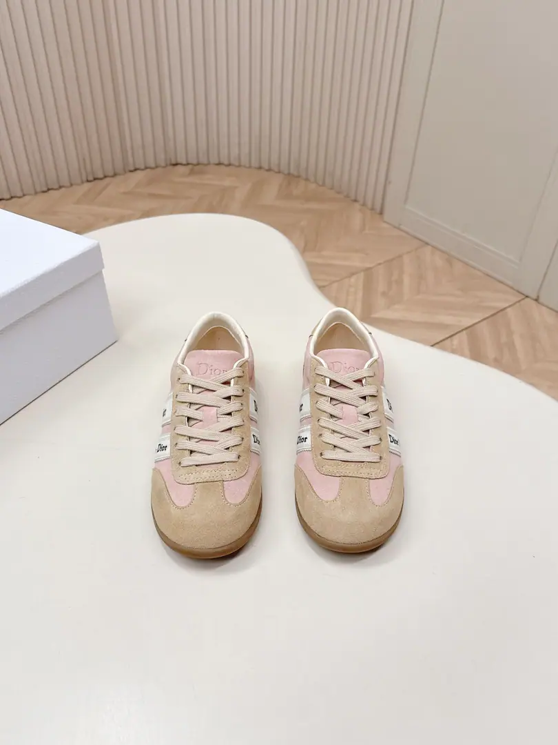 Top Out Dior Dio. 2026 The latest leisure shoes. The most beautiful shoe of the year. Process extreme, Sync new cabinet.Every detail of the shoes is very careful., It's pretty exciting., A kind of accomplishment., It's a pretty good thing.！ Classic upgrade Fine Colour, Add a sense of leisure., A fine line, It's more family-style design language than it is., ♪ Putting on a fine line ♪ Perfect fit., The natural outline of fashion., To achieve visual impact., To play a different sports style.！ Fashion cow counter-featuring, My feet are comfortable., Original rubber floor, Slipperproof grinding.！Codes: 35-40, 41.42Sold