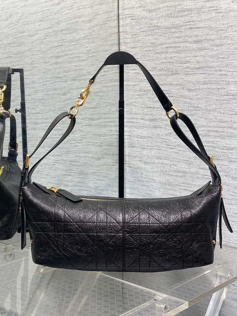 The middle of the wax skin is on the spot.‼️ JourneyThe middle-line wax skin., The year of the war is over., Hit the center on the bar., It's a loose feel.hoboBags, It's soft and free., The ancient oil wax skin., A gold letter-and-strap button., The whole thing is so sophisticated and stylish., A very good letter-skin., The details are very well in place., It can unlock multiple backs., Handbill shoulder and slash, The key is to use it too lightly., It's big., The stylish people know the gold content. size:33*16*15cm 5866 0007