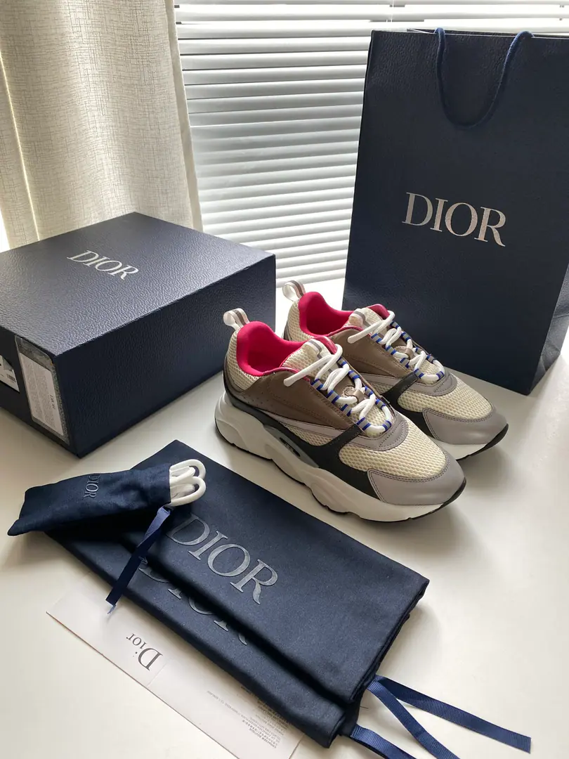 New🆕Section B22 The sneakers are inspired by the retroruns.✅The thick low-band contour is made of gray cow leather and blue and white web-eye fabrics to fit the shoe face., It's a black match., White and blue rubber shoes.. Blue eye-folded shoe tongue and heel support nylon ribbon decorations., Sidesark“Dio～”Logo. It's a sharp contrast to the suit., Add a fashion breath of sports clothes to your appearance. The thick is a lot higher.4cmLeft and right～ Codes: 39-45 Colours: Figure9Colour（High Version）