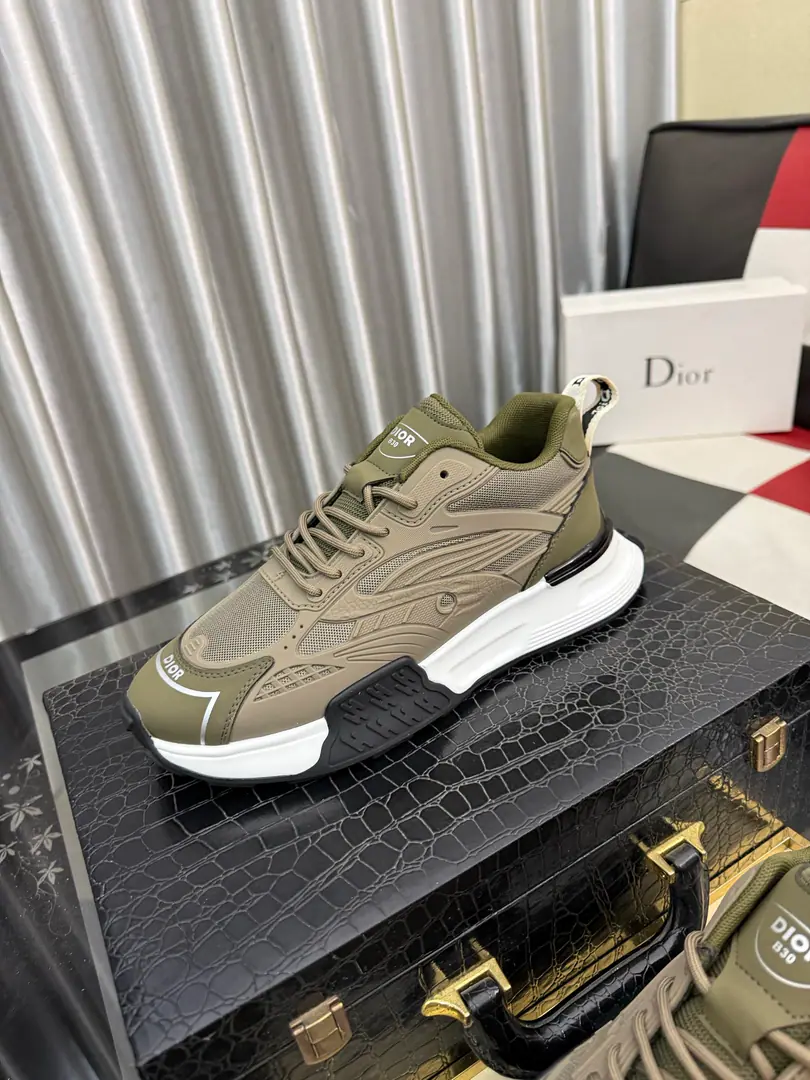 Get out of the factory.⌚️⌚️【Dior】Dior's leisure shoes., Use imported cattle skin pressure to match brand fonts, The back and the cow's skin are high., In the sheep's skin., It's comfortable., Easy., Original, head starter., Official Network1: 1, The bottom of the private model., Codes38One. ⃣️Colour Optional