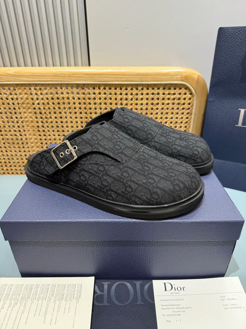 Men👨🏻Plant price, New paragraph 🆕Dior Aqua A man's slippers are elegant and leisurely.. - I'll take a D.～Ash CD Diamond Reconstruct the canvas., Inspired by the... Dio～Archives. Match“D”Signs and commo-tone bottoms, It's easy to match shorts or jeans., Make a fine shape.. Codes: 39-46 (46I'll make sure I don't change it.)