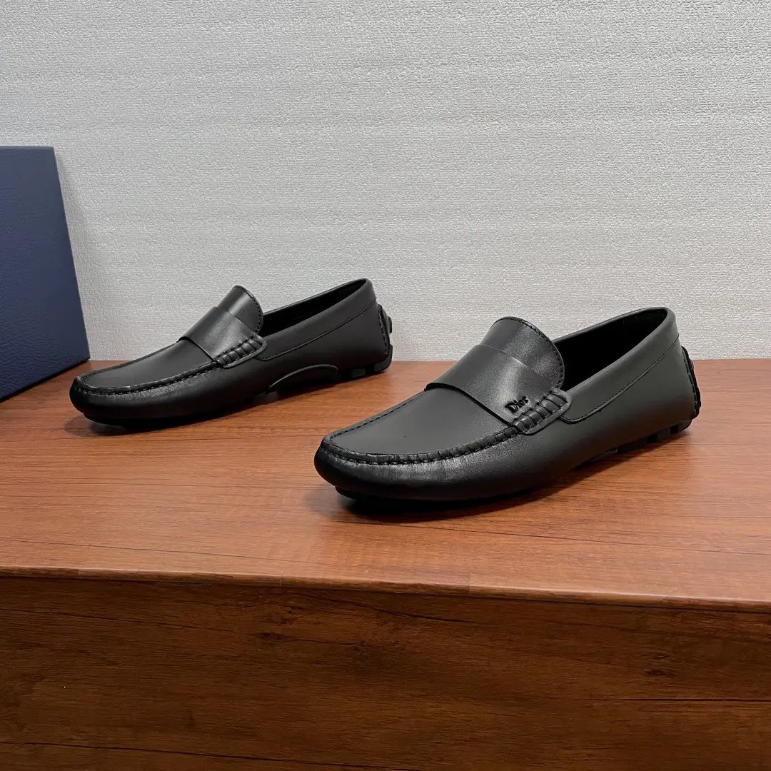 DIOR/Dio. Dior A man's new shoes, a man's shoes. This is a leisurely dress-up shoe.. Using a luxurious, soft, smooth little cow leather., High-wild grinding of sands and stubbles of sands and cattle stubblings are carefully crafted, Simultaneous crossband design, External side“DIOR”The pressure marks are up the tone., And rubbers to shoot the soles out of the shoe., The back with the rubber.“CD”The pattern is more sophisticated., It can add grace to the various forms of leisure.. The whole cow's skin is in the ground., Makes a comfortable dress experience.. A free pass., ♪ Make a fashionable and leisure-like look ♪. Full package！ Size: 39-40-41-42-43-44（38/45- It's a deal.）