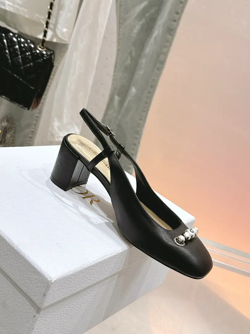 🏧𝐃𝐢𝐨𝐫The Dior's new Mary Jane. Pearls with no heels. The original skin on the shoe. The insides are all sheep's skin. Italian imports of cattle and skin He's tall.5.5cm Codes35-42 [40.41.42Custom]