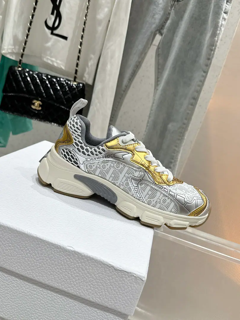 🏧𝐂𝐡𝐫𝐢𝐬𝐭𝐢𝐚𝐧 𝐃𝐢𝐨𝐫Top Version - The classic sports old man's shoes. Purchase originals A lot of stars., The super-loan of the red., Dance shoe mix.LogoThe weaves show the atmosphere's simplicity.. The prototype is a model., The details are welcome. The shoe face is custom-made and soft silk cow skin.✚Inside, it's comfortable in the air network. Note plastic feet, Original Open Model To ColourLogoWeaving✚Original Open3DFilm Group✚Original open model slider combination！ Codes:35-41 [40.41Make a reservation.] The original high-end fine packaging.