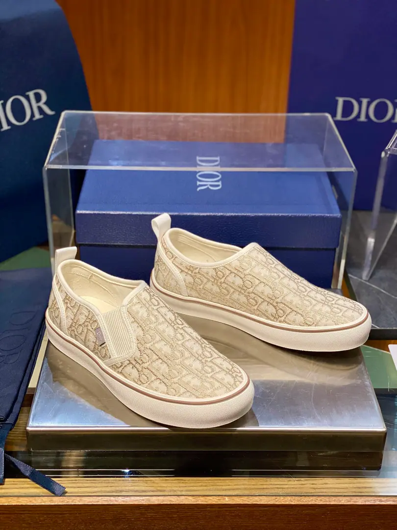 Dior Saltwind Sports shoes ♞. 39~45 Cotton flour multicolour Doves & Roses A pattern embroidery SaltwindThe series is a shoe line for Dior's daily leisure., Luxury locomotives., The master's low profile, old man., No, it's not.B23The high-end shoes are so high., It's better for a low profile.. The whole shoe is based on the classic skateboard canvas., Shoes are round., Long shoe work., No sense of stupidity., It's different from the big old man's shoes., It's a light-flag, daily flat-bed shoe.