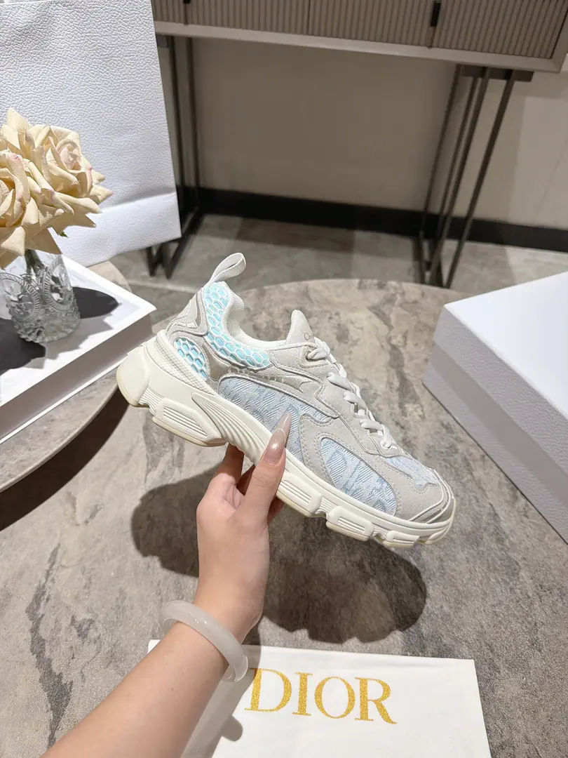 The latest blast. Star money.2026The main thruster. The new Dio. Dior Chrono New leisure sneakers, old dad's shoes. It's really cool., The future is so strong.!Really good.！Once again, the idea of Diocuncupation was played out., Lucky star is good luck for you., It's brand new.EVAThe soles are so light and soft.!The original is perfect.！Full-to-Purpose Material Modular！！35-39(40.41.42Do it.)