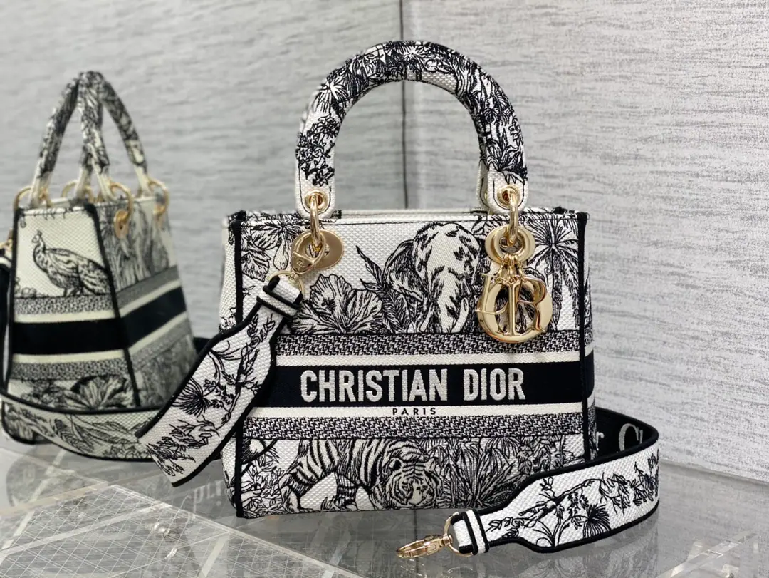 The latest Indian-style Daphne 5-G elephant is white.‼️ LadyThe latest jungle garden embroidery series., The spirits are full of them., A classic graphic embroidery., A fine process.🔍, Perfect color., The whole fashion is back to old., High-class and romantic.💓 size: 24cm 6605 0021