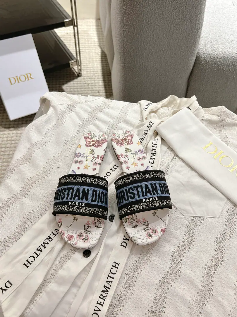 Floor D*or2026♪ Spring and summer ♪ CD•Ms. Dio has a long-term embroidered slipper. Christian Dior has always been a gorgeous and elegant noun., In fashion, the top of the world.👍 Especially worth mentioning.: A salivation.✨Pattern, Re-presentChrstian DiorOne of the precious symbols.✅ Original version*Full package More than 100 colors. ◽️Shoe.: Top-of-the-line embroidery cotton cloth. ◽️Uchi.: Import of sheep skin ◽️Otsumi!: The original is really leather. ◽️Codes: 35-41 (41Do it.) ⚠️⚠️⚠️Because of the color., Individual colours to be ordered, No, no, no, no, no.