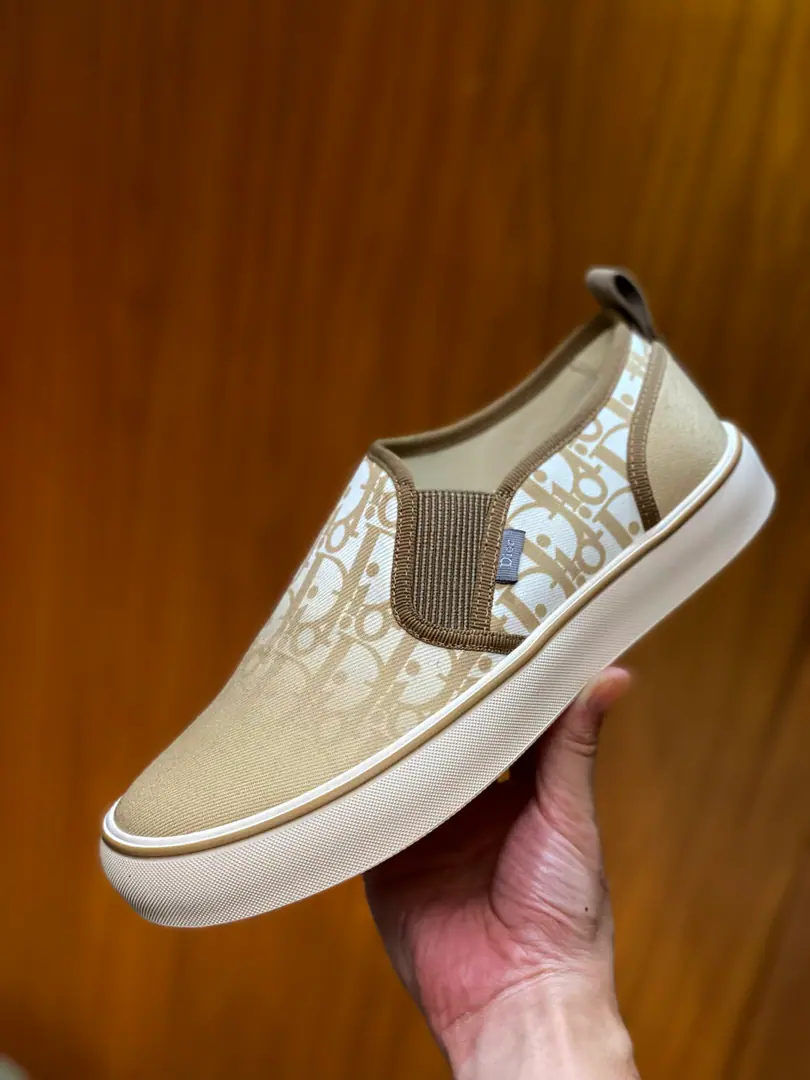 Dior Saltwind Sports shoes ♞. 39~45 Cotton flour multicolour Doves & Roses A pattern embroidery SaltwindThe series is a shoe line for Dior's daily leisure., Luxury locomotives., The master's low profile, old man., No, it's not.B23The high-end shoes are so high., It's better for a low profile.. The whole shoe is based on the classic skateboard canvas., Shoes are round., Long shoe work., No sense of stupidity., It's different from the big old man's shoes., It's a light-flag, daily flat-bed shoe.