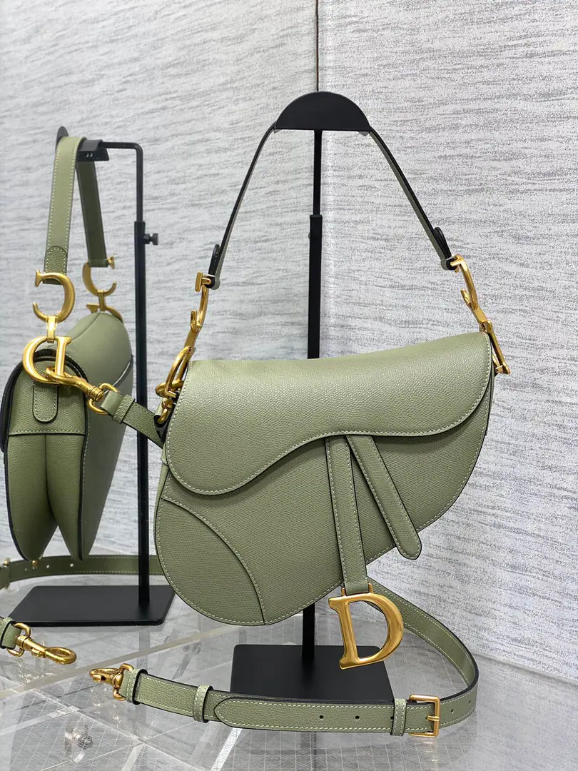 Original factory skin The green-green tea.➕【With a shoulder belt.】𝗖𝗗 𝗦𝗮𝗱𝗱𝗹𝗲 Classic saddle bag.🈶️The king of the kings., The position is unshakeable.☝️The whole fashion world is still hot this year.🍀This new sale is now being offered with its own strap.！Focus or Dismantling Reconciling Length, - Oh, shit.！Finally.！No more money to match., And save a few more. How can you not go?！And the heat is pushing up to the top again. Size. 24×6×18cm ⚠️Shoulder belts are longest. cm, Shortest88.5cm 0446
