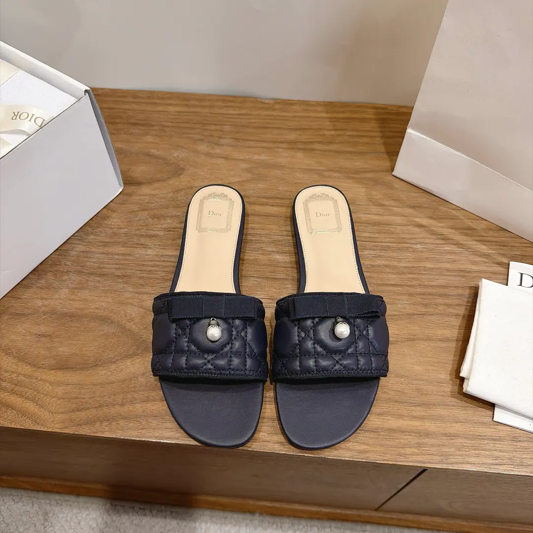 Aircraft box The factory price is flat. Dio. Dior 2026Spring and summer, the new girl's shoes. CDLetterlogoStereo-decording A pair of big, jelly-colored slippers. Market Top Version Material:The original shoe-faced, high-temperature water-melted cotton electrocution technology is a silky piece of fabric.+In the skin of the sheep.+Italy is a big-ass country. Packaging: A plane box per pair of shoes size: 34-43（34.40.41.42.43You're gonna have to do it or not.）