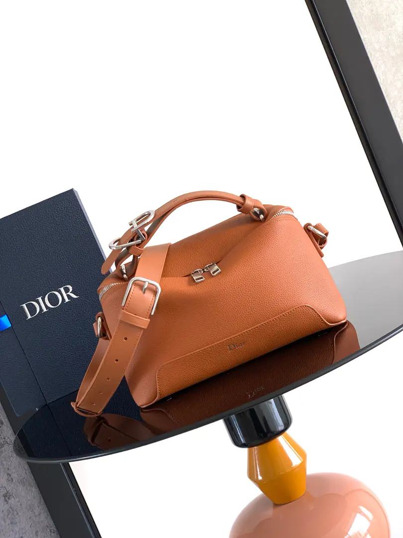 This one. Dior Archie The zipper's handbag has a shoulder belt., Show Fashion Curves and Arc Lines, Don't make a single.. Show Dior High-prescription and extraordinary craftsmanship., And it's also about Jonathan.·Anderson. (Jonathan Anderson) It's a creative feature.. It's carefully crafted with a pear leather., A little bit of a special leather patch and a... CD I'll wait for the classic details to be up-graded., It's a beautiful aesthetic style.. Fit for daily use, With the top handle and the shoulder belt., But the handy., Shoulder or slash. Numbering: 1LLPO MAS Dimensions: 28 x 17 x 11.5CM