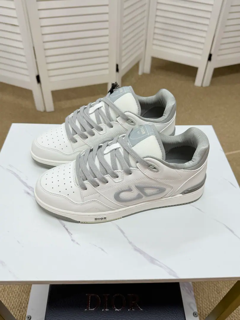 . Couple money. （Dior-Dio.） Reconstructing basketball shoes., Become Dior A classic one.. Shoe tongue., Shoes under and behind the backs, so as to improve the tone with a variety of features., And the perforated details., The artery and rubber plate are more of a charm for the motion of its sports style.. With a pair of rubber shoes., It's a mix of costumes., Make a fine shape.. 💖Side stitching structure 💖A pair of cotton shoes. Codes: 35-46（38, 45, 46Make a no-refund order.）ZaThe girls are first.