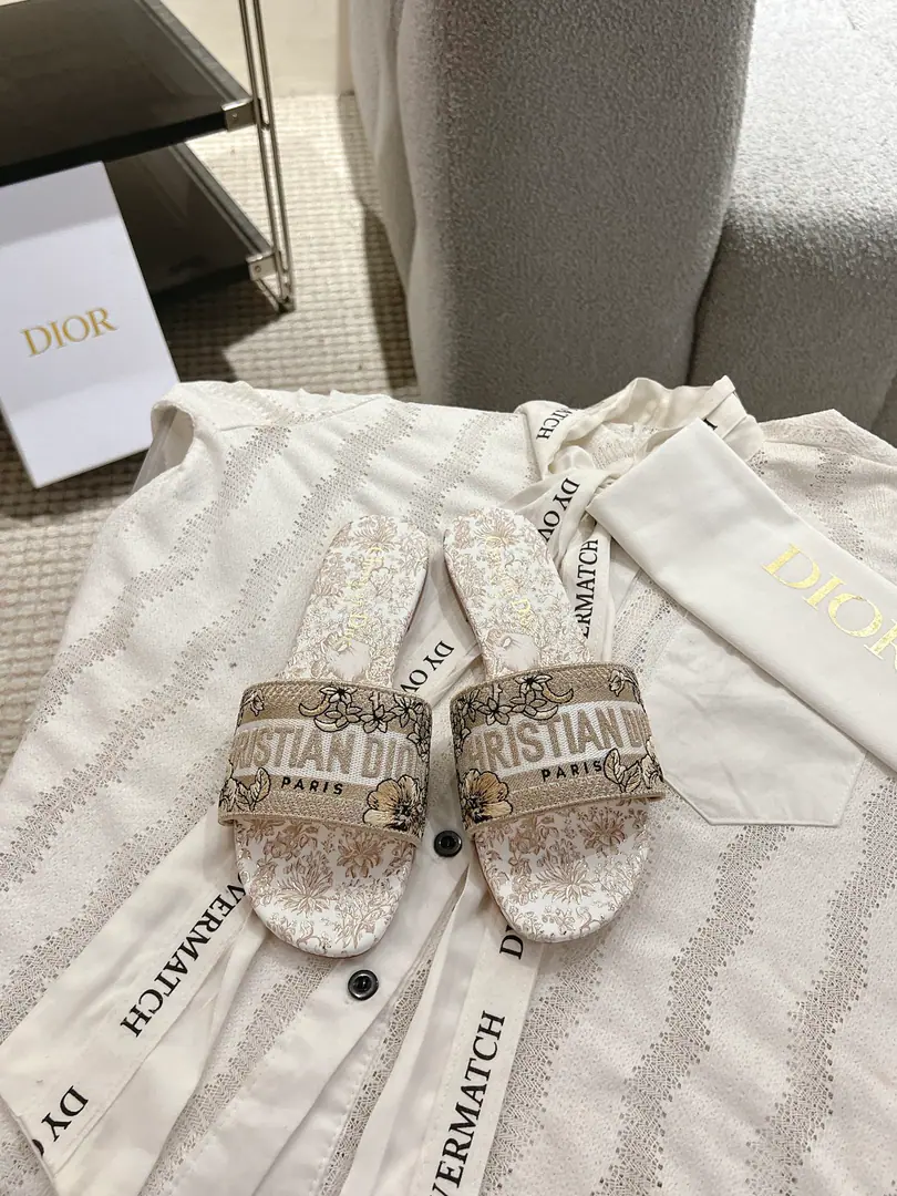 Floor D*or2026♪ Spring and summer ♪ CD•Ms. Dio has a long-term embroidered slipper. Christian Dior has always been a gorgeous and elegant noun., In fashion, the top of the world.👍 Especially worth mentioning.: A salivation.✨Pattern, Re-presentChrstian DiorOne of the precious symbols.✅ Original version*Full package More than 100 colors. ◽️Shoe.: Top-of-the-line embroidery cotton cloth. ◽️Uchi.: Import of sheep skin ◽️Otsumi!: The original is really leather. ◽️Codes: 35-41 (41Do it.) ⚠️⚠️⚠️Because of the color., Individual colours to be ordered, No, no, no, no, no.