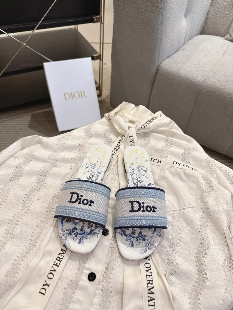 Top version run price Floor Dror2023♪ Spring and summer ♪ CD•Ms. Dio has a long-term embroidered slipper. Christian Dior has always been a gorgeous and elegant noun., In fashion, the top of the world.👍 Especially worth mentioning.: A salivation.✨Pattern, Re-presentChrstian DiorOne of the precious symbols.✅ Original version*Full package More than 100 colors. ◽️Shoe.: Top-of-the-line embroidery cotton cloth. ◽️Uchi.: Import of sheep skin ◽️Otsumi!: The original is really leather. ◽️Codes: 35-41 (41Do it.) ⚠️⚠️⚠️Because of the color., Individual colours to be ordered, No, no, no, no, no.