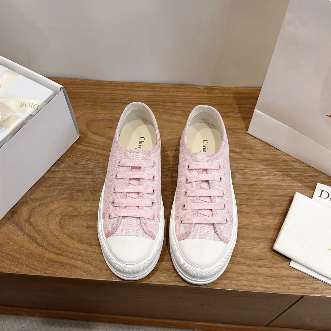 Aircraft box Plant prices Dior Dio.2026The new couple's money is tied to a low-end leisure shoe. Walk’n Dior Oblique Darkflower LetterslogoA little white shoe with a paint-coated canvas. Marketed maximum version Material:Original import of environmentally friendly embroidered shoe face+In the skin of the sheep.+High-ball forceLogoBubbles and cow-hair cushions.+Original OpenTpuOtsumi! Size: 35-42(40.41.42Custom without re-offer)