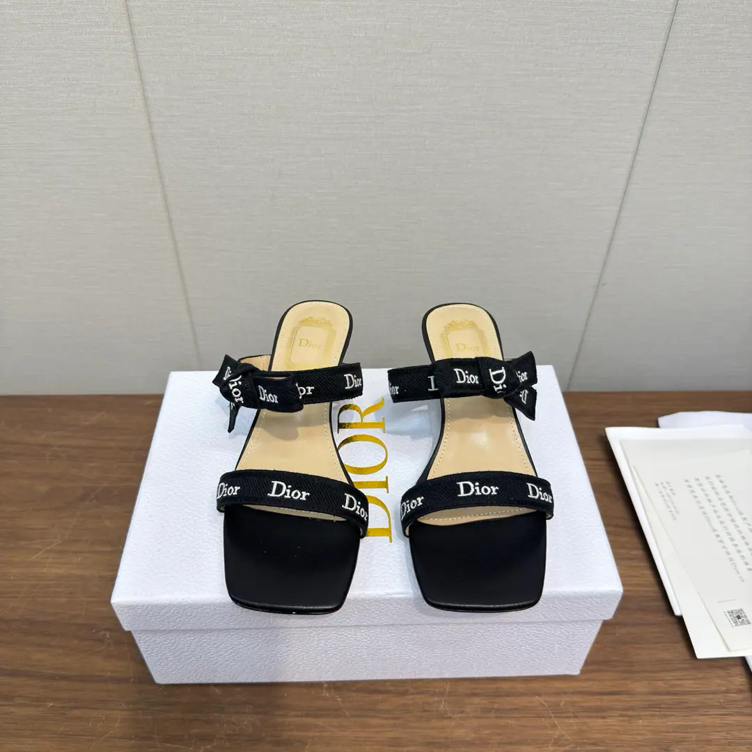DIOr 26ss New bow.🎀 Cats and money. The sandals with feet. High Version DiorThe wind butterfly is tied to sandals. The back of the air with sandals.｜Elegance never fades., Classic ballet shoes.+Signal Letter Butterfly Collar, French Ecliptic Laman, Soft-Back Round Head Design, The upper foot is comfortable., It's been a long time., 2& Colour all styles: The fog is blue and the warm atmosphere., The classic Black Book is right., Telecommuting, Date, Out of the street., Telecommuting, One pair to get everything done., The color value and comfort are online, The eternal classics in the shoe cabinet.. I've been wearing it long enough to be tired., It's the whole shoe cabinet.！♪ Gentle ♪/Sweet, cool girls can handle it., Close your eyes and don't step on the thunder.. Shoe.: Bullskins. Uchi.: Lamb skin. Otsumi!: Italy is a big-ass country. size: 35-41Code（40, 41Code custom is not to be changed）