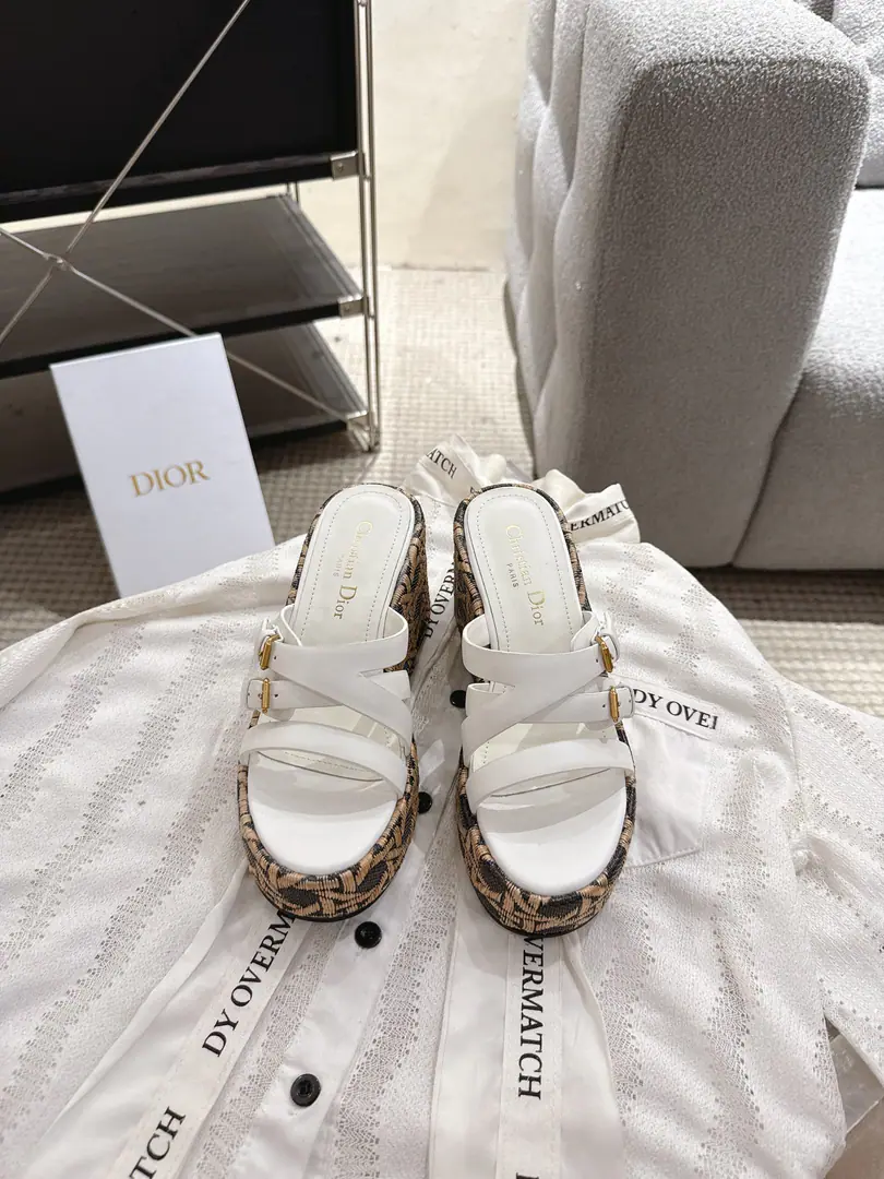 Dior Dio.25ssSpring and summer.D-Attitude The bumper and the sandals. Water-protected slippers This one. Attitude DiorThe slope and the sand. I'm drawing inspiration from the ancient signs. Show the modern style. Skins. Match9Centimetre slope and summation 3 centimetresGraphicThe vine tattoos are accosted. The back side is gold-faced metal.CDMark It's a mix of seasons and models. I'm proud of you. Shoe-faced cow skin. The inside of the cow. The original model of the rubber floor.（The originals are a model of the electromagnetic slope and...） He's tall.9cm Waterproofing stations3cm Codes: 35-40（40 41Do it.）