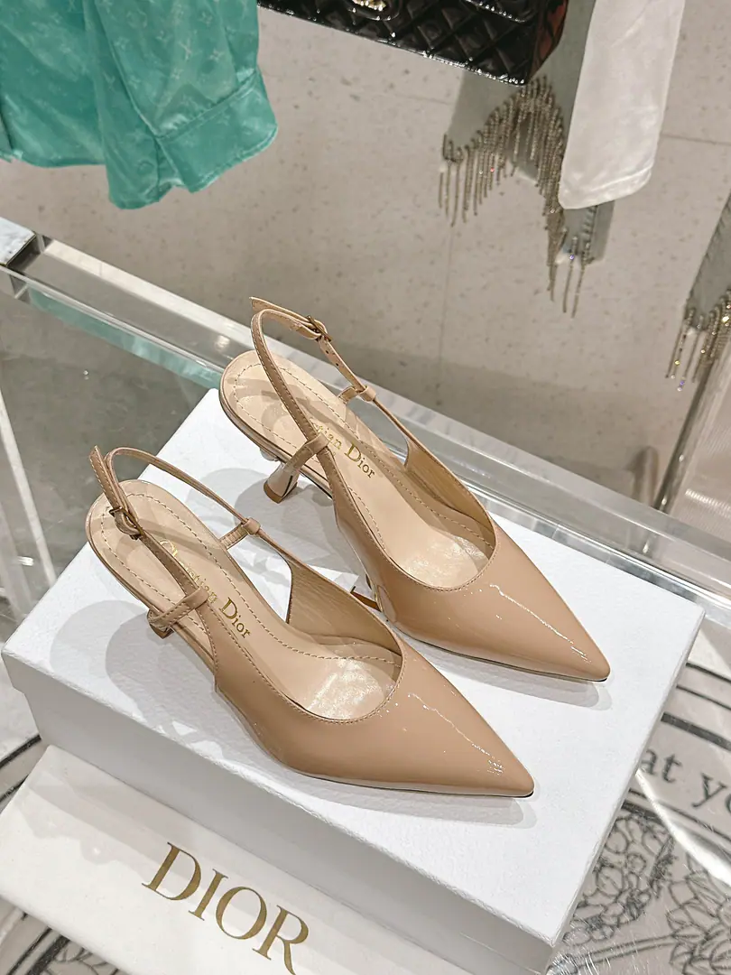 🏧𝐃𝐈𝐎𝐑The Dio New Series Pearls and pointers, and high heels. The shoes are painted with imported cattle. The inside of the parchment. Italian original cow-skin soles. He's tall.: 8cm Codes: 35-39 [40.41Do it.]