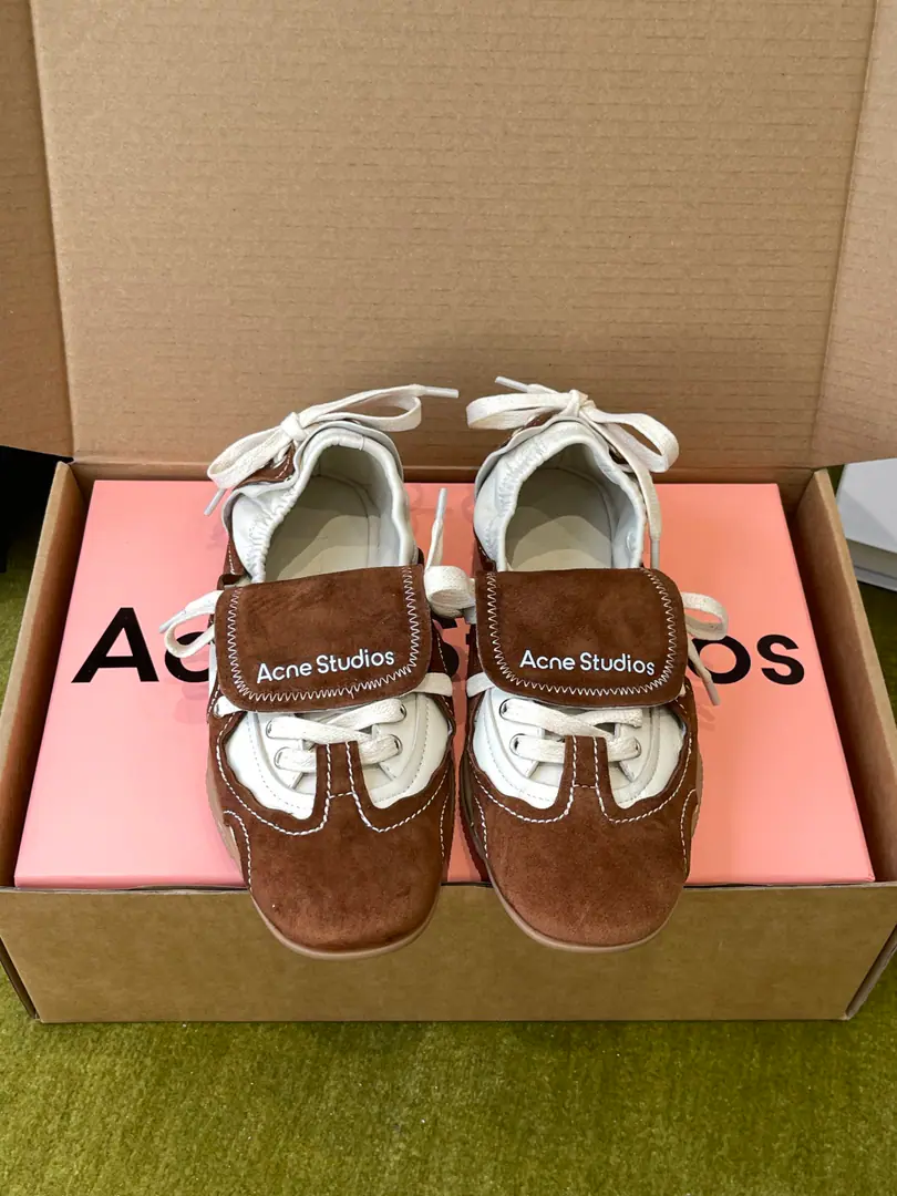 Acne Studios 26ssSpring and summer, the new ballet shoes are tied up with butterflies and loosely lit shoes. Mary Jane's shoes. Remodel the contours of classic ballet shoes To combine ballet's romantic and elegant with street leisure. Some of them are still in the old days., Y2KThe tide of technology. The shoes are a classic for the round ballet. There's a band design on the front side of the shoe. A decorative tie on the back of the shoe. I got shoes on my tongue.Acne StudiosBranding A light leg on the bottom of a thin shoe.. The shoe face is imported into the cow skin./A mixed-meat sheep. I'll put my foot on the skin inside. The original model of the rubber floor. Shoes.: 35-40（40Do it.）