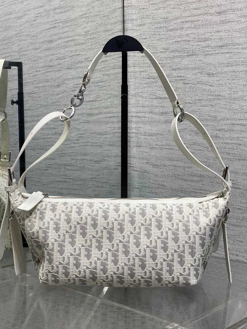 Current‼️ JourneyWhite gray-blue silver button series, It's so summertime., White gray cloth with milked white cow skin., The light color system is fresh and healing., It's a loose feel.hoboBags, It's soft and free., Gold letter-and-strap button., The whole thing is a little old and a little advanced., A very good letter-skin., The details are very well in place., It can unlock multiple backs., Handbill shoulder and slash, The key is to use it too lightly., It's big., The stylish people know the gold content. size:25.5*14.5*14cm 0007