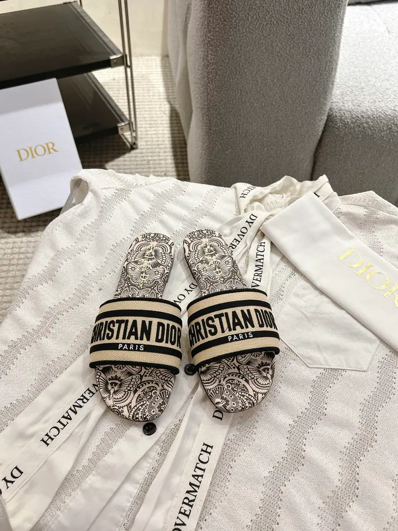 Floor D*or2026♪ Spring and summer ♪ CD•Ms. Dio has a long-term embroidered slipper. Christian Dior has always been a gorgeous and elegant noun., In fashion, the top of the world.👍 Especially worth mentioning.: A salivation.✨Pattern, Re-presentChrstian DiorOne of the precious symbols.✅ Original version*Full package More than 100 colors. ◽️Shoe.: Top-of-the-line embroidery cotton cloth. ◽️Uchi.: Import of sheep skin ◽️Otsumi!: The original is really leather. ◽️Codes: 35-41 (41Do it.) ⚠️⚠️⚠️Because of the color., Individual colours to be ordered, No, no, no, no, no.
