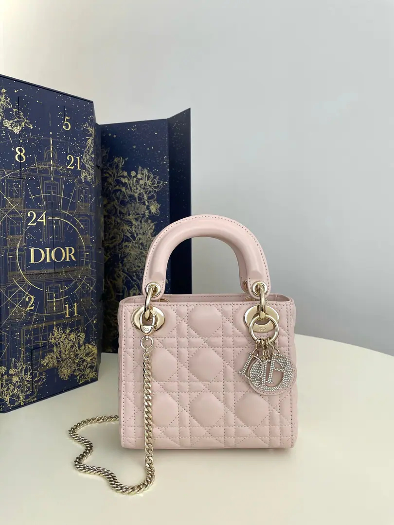 Sweet powder.‼️ Lady Daphne's three-legged drill button., It's really beautiful., A brand-new crystal letter drill., A full lavish sense of luxury., Who can refuse?bling blingThe daffy bag., A purely manual crystal-engine button., Very good., It's a classic diamond., It's a great hand-sweet sheep., ♪ Fascinating graceful and enchanting, It's a woman's taste to be a little stomping., Classic fashion style., Don't miss it. size: 17*7*15cm
