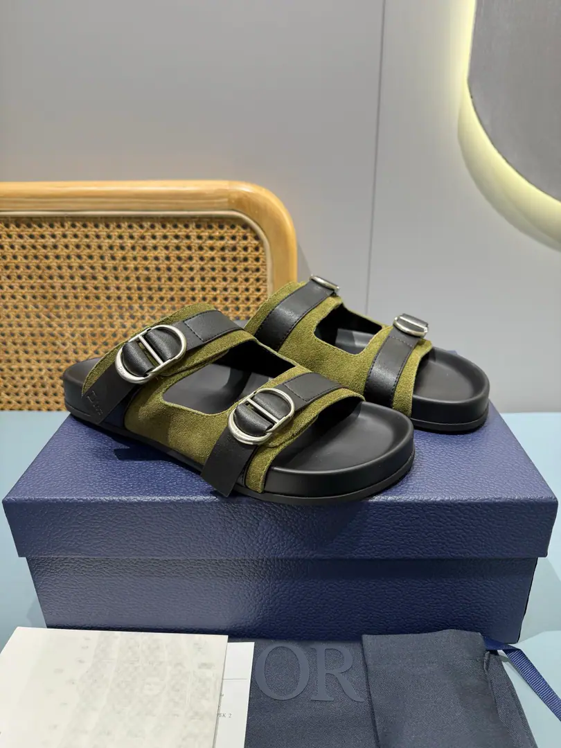 Men👨🏻Plant price, New paragraph 🆕Dior Aqua A man's slippers are elegant and leisurely.. - I'll take a D.～Ash CD Diamond Reconstruct the canvas., Inspired by the... Dio～Archives. Match“D”Signs and commo-tone bottoms, It's easy to match shorts or jeans., Make a fine shape.. Codes: 39-46 (46I'll make sure I don't change it.)
