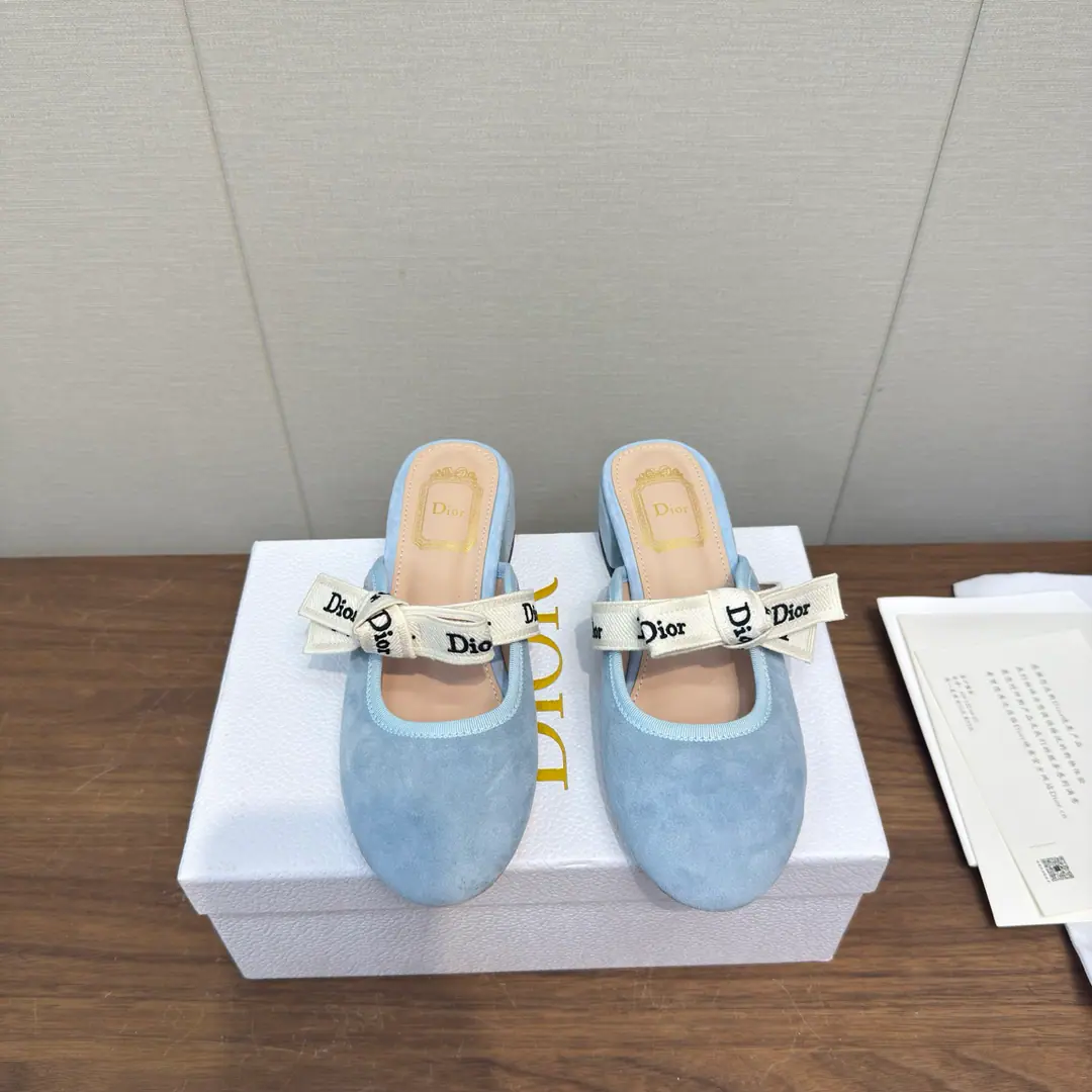 DiorDio. 2026 Latest Butterfly knots.🎀 Tow with Muller.！！！ ClassicCdButterfly Series High Version This one. Baby BowMuller's shoes are from Jonathan.. Anderson.(Jonathan Anderson)Yes. Dior♪ Make it up ♪, A fashioned rectangular shoehead with a fine gold-faced metal butterfly.. It's carefully crafted with a woolly wool., To show the ideal balance between comfort and beauty., - A fine fashion.. Shoe.: Import of sheep skin Technology embroidery Inside, put your feet on the inside.: Lamb skin. Shoes under the sole.: ItalyAThat's a big one. Bold5cm Codes: 35-40, 34.40.41Custom