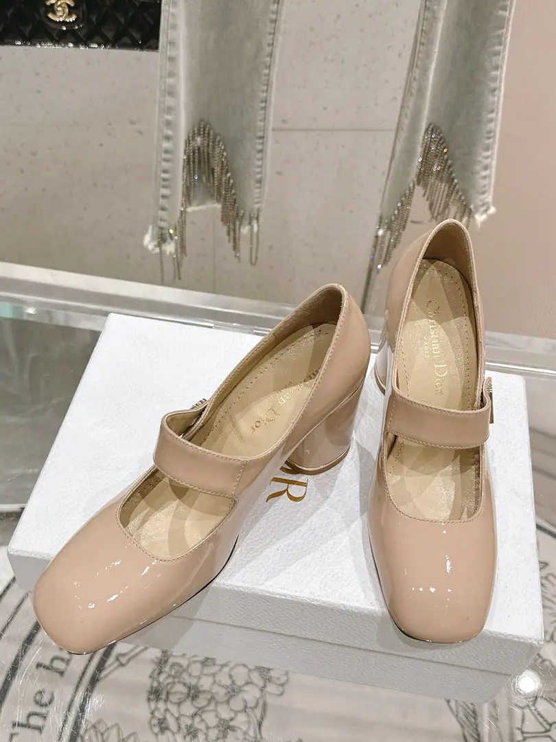 🏧𝐌𝐢𝐬𝐬 𝐃𝐢𝐨𝐫/The Diao classic Paris show. I'm a new cabinet. Metal button single shoe series This one.MissThe one-shoe series is a Paris show., Elegance fashion.. It's carefully crafted using paint leather., Shortcut, Shoe-faced metal with gold-faced beadslogoRaise the tone, Elegance atmosphere！Fashioned round-shoes and cylindrical heels are mutually reinforcing., It adds a high quality to the various shapes.. The shoes are painted with imported soft calves. The insides are all sheep's skin. Italian imports are so thick. He's tall.: 4cm/8cm Codes: 35-41 [40.41.42Custom]