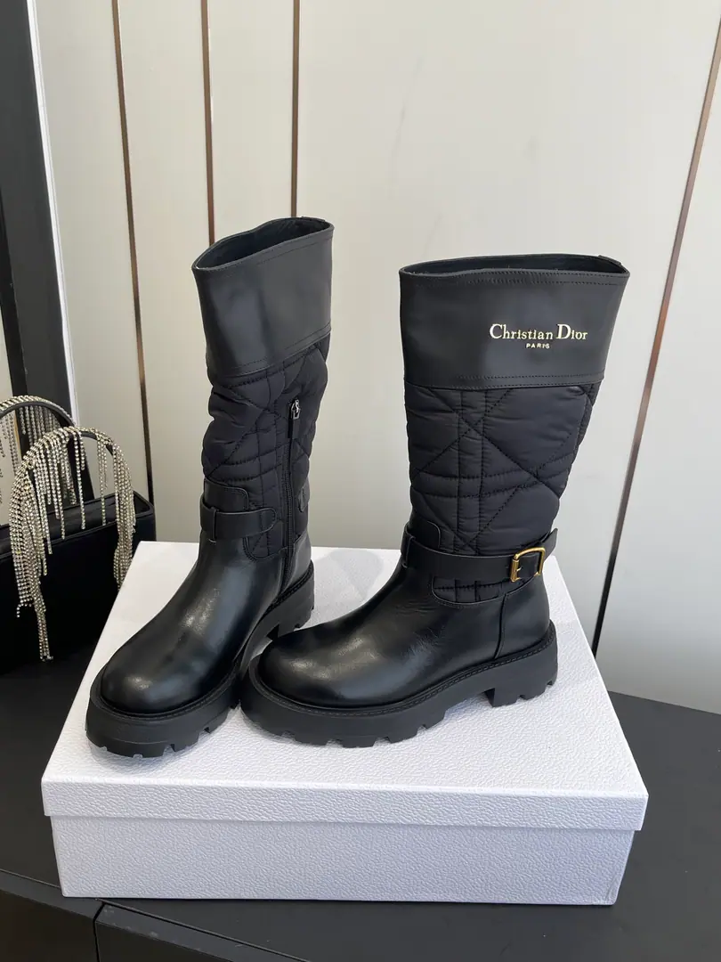 🏧𝐂𝐡𝐫𝐢𝐬𝐭𝐢𝐚𝐧𝐃𝐢𝐨𝐫Top classic boots., Autumn and Winter are all new.D-MajorSeries boots.💃 It's a big skinny one.yyds.Styrofoam full., - You look great. The upper foot is comfortable. A very resounding one., The aerobics are perfect. Design style is very new. The details are perfect. Cool. Tide. New tides are coming out. Imported calf skin in original In the skin of the watered cow. I'm comfortable with air. Fine design process. OriginalTPUThe beauty mix is thick.. Size35-41 [40/41Custom]